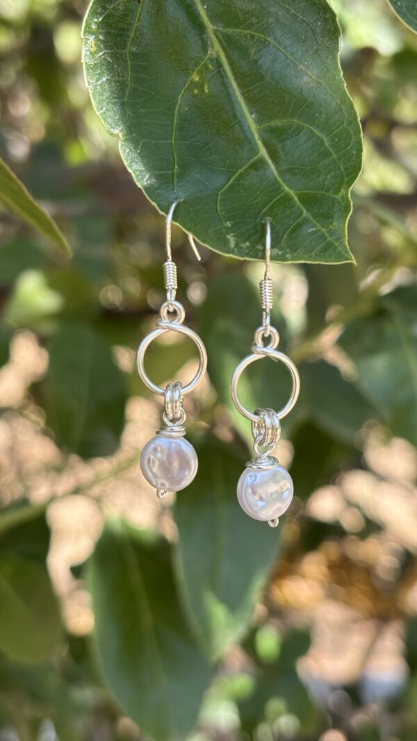 ⁦עגילי מאיה- פנינה שטוחה⁩ – תמונה ⁦2⁩