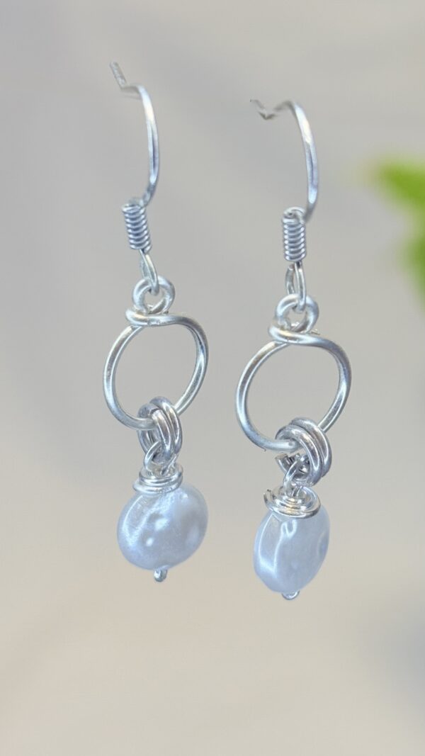 ⁦עגילי מאיה- פנינה שטוחה⁩ – תמונה ⁦3⁩