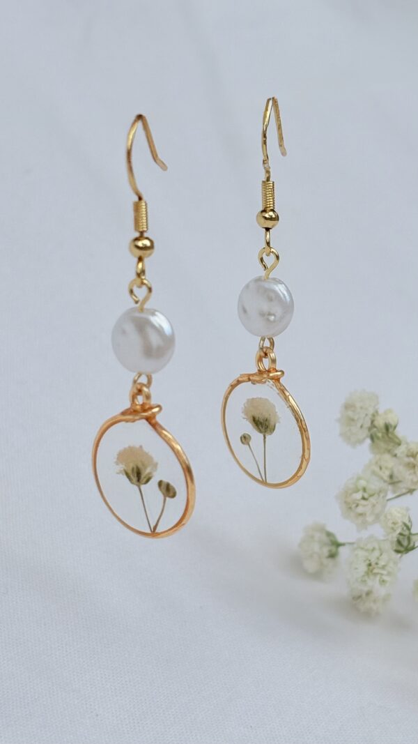 ⁦עגילי פרח עם פנינה⁩ – תמונה ⁦2⁩