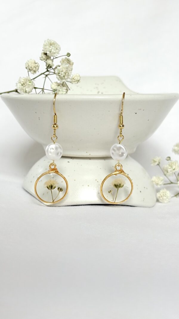 ⁦עגילי פרח עם פנינה⁩ – תמונה ⁦4⁩