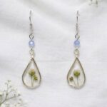 עגילי פרח עם חרוז תכלת