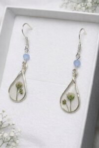 ⁦עגילי פרח עם חרוז תכלת⁩ – תמונה ⁦2⁩