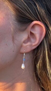 ⁦עגילי נועה תכלת⁩ – תמונה ⁦2⁩