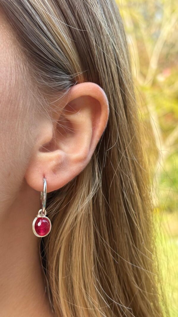 ⁦עגילי דר- כסף עם אבן רובי⁩ – תמונה ⁦2⁩